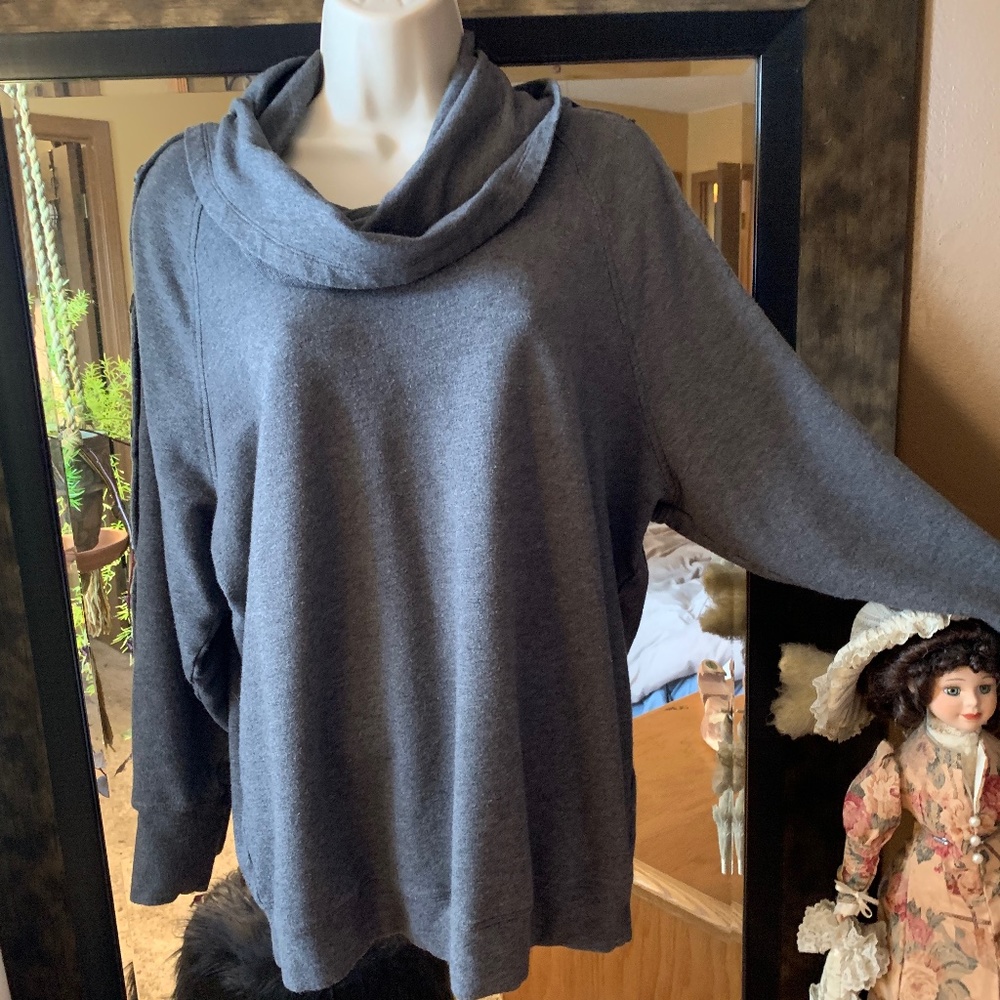 Grey sweatshirt with cold shoulder option.